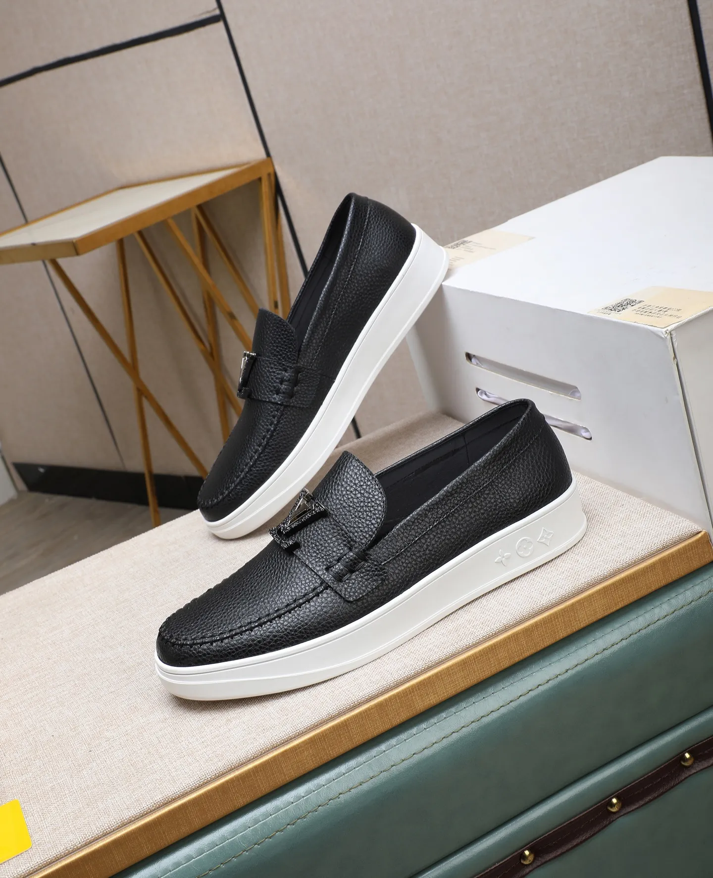 Men's shoes 💰440 📛📛【LOUIS VUITTON】Louis Vuitton official website synchronized new products 👟Milan fashion catwalk style 🇰🇾🇰🇾LV family logo, celebrity style, a must-have for fashionistas ⚠️First-layer calfskin ➕Genuine leather lining ➕Official website original version special outsole 👞Number 38-44